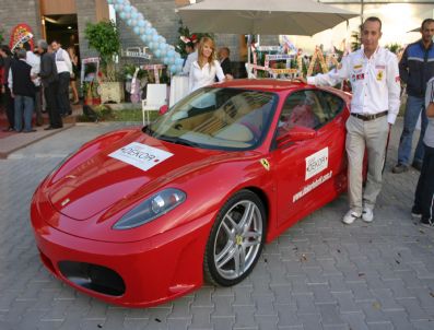 Alışveriş Merkezleri Reklamlarını Ferrari İle Yapıyor