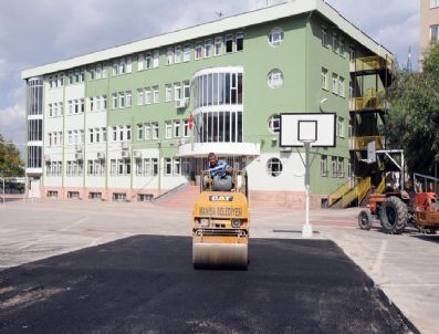 Manisa Belediye 11 Okulun Bahçe ve Spor Alanını Asfaltladı