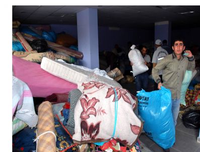 ŞEHMUS NASıROĞLU - Midyat Belediyesinden Depremzedelere 10 Kamyon Yardım