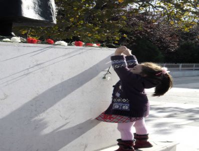 Minikler Atatürk Anıtına Çiçek Bıraktı