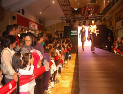 DIDEM TASLAN - Ünlü Mankenlerin Yer Aldığı Defileye Büyük İlgi