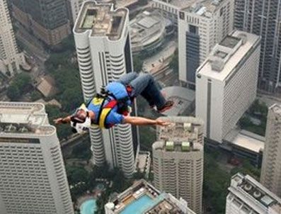 KUALA LUMPUR - 421 metreden atladı