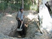 Ekmeğini 45 Yıldır Mezar Kazarak Kazanıyor