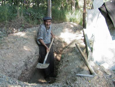 Ekmeğini 45 Yıldır Mezar Kazarak Kazanıyor