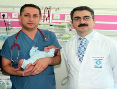 Parmak Bebeğin Ağırlığı 5 Katına Çıkınca Taburcu Oldu