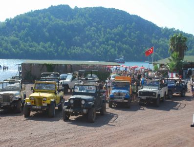 KEMAL YıLDıZ - Turistler Cip Safari Turlarına Akın Ediyor