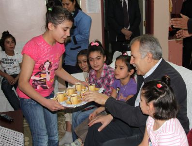 İBRAHIM YURDAKUL - Vali Erdal Ata, Çocuk Yuvası ve Huzurevini Ziyaret Etti