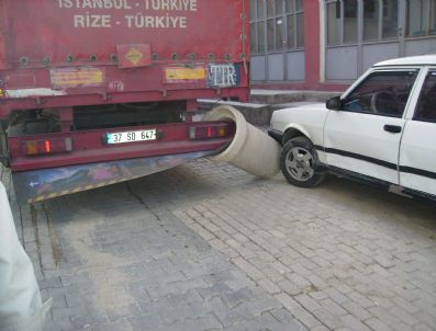 Yol Kenarındaki Büz Tıra Takıldı