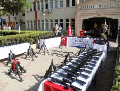 TURHAN AYVAZ - Mısır Tarlasında Gömülü 88 Suikast Silahı Basına Tanıtıldı