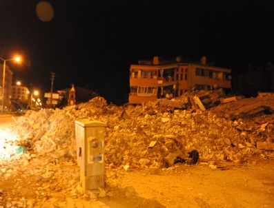 7.2 Büyüklüğündeki Deprem Erciş`i Hayalet Şehire Çevirdi