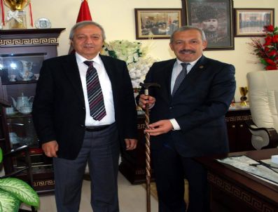 Başkan Gözen`e `devrek Bastonu` Hediyesi