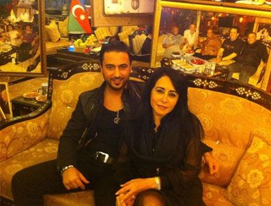 TOPHANE - Ozan Ürdün prensesine çıkmamış albümü hediye etti