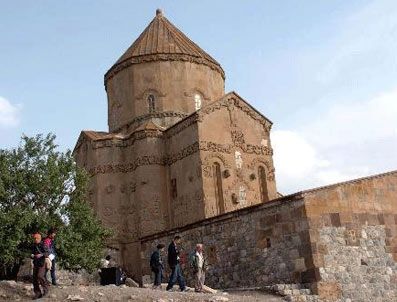 Deprem Akdamar'ı da çatlattı