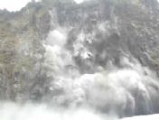 Dev kayalar böyle çöktü, dağcılar ölümden döndü 