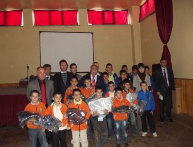 İşadamları, Eleşkirt`te İhtiyaç Sahibi Öğrencileri Sevindirdi