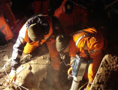 Osmangazi Arama Kurtarma Van`da 5 Kişiyi Enkazdan Kurtardı