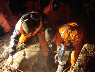 Osmangazi Arama Kurtarma Van`da 5 Kişiyi Enkazdan Kurtardı