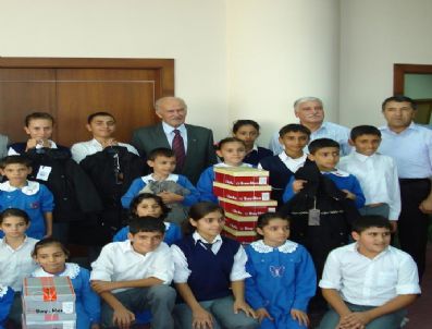 Tarsus Ticaret Borsası’ndan 200 Öğrenciye Giysi Yardımı