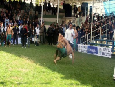 Yusufeli Karakucak Güreşlerinde Baş Pehlivan Faik Sezgin Oldu
