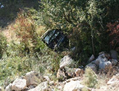 50 Metreden Uçuruma Yuvarlanan Araçtaki 2 Kişiyi Emniyet Kemeri Kurtardı