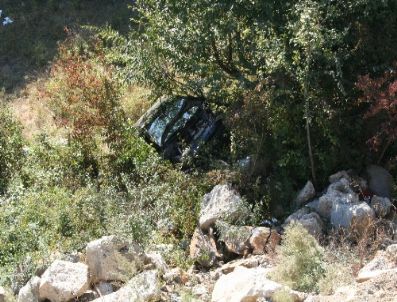 50 Metreden Uçuruma Yuvarlanan Araçtaki 2 Kişiyi Emniyet Kemeri Kurtardı