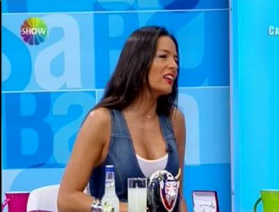 ASUMAN KRAUSE - Asuman Krause'den Saba Tümer'e azar