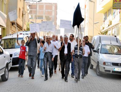 ŞERIFE ALP - İşçiler Belediye Binasına Siyah Çelenk Bıraktı