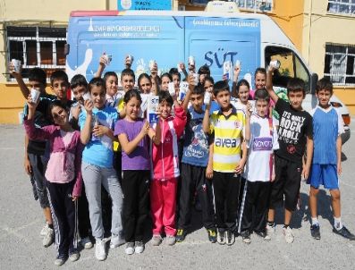 İzmir Büyükşehir 246 Okulda Süt Dağıtıyor