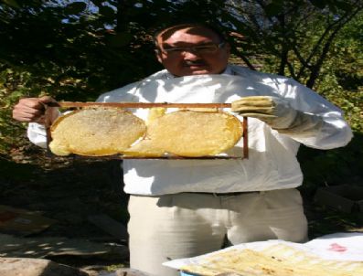 KADıLAR - Market Sahibi Müşterilerine Kendi Üretimi Organik Bal Satıyor