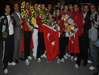 Muay Tahai Türk Milli Takımı`na Mehterli Karşılama