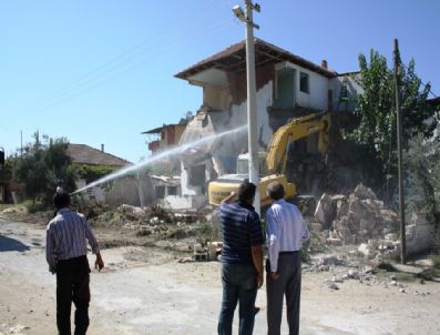 ADEM USLU - Sarıgöl`de Fay Hattındaki Evler Yıkılıyor