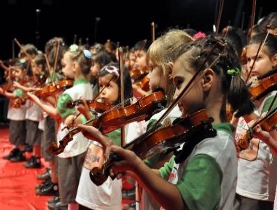 Türkiye’de İlk Kez Çocuk Senfoni Orkestrası Konser Verdi