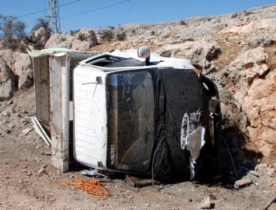 ESKIKÖY - Adıyaman`da Kamyonet Devrildi: 3 Yaralı
