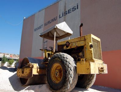 Asfalt Silindirini Çalıştıran Çocuklar Okul Duvarına Çarptı