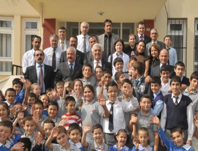 Başkan Gürün Kitap Dağıttı