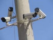 Biri bizi gözetliyor