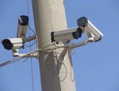 Biri bizi gözetliyor