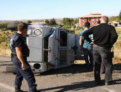 GAFFAR OKKAN - Diyarbakırda zırhlı polis aracı devrildi: 2 yaralı