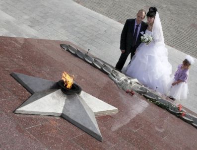 Doğalgaz Borcu Ödenmeyen Anıtın Ateşi Söndü, Medvedev Devrede