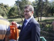 Eroğlu Dansçı Ayıları Elmayla Besledi