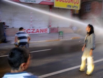 İzinsiz Yürüyen Milletvekillerine Polis Su Sıktı