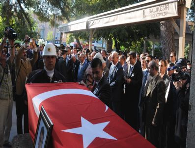 İSMAIL OK - Şehit polis Mustafa Acar`ın cenazesi Balıkesir`de toprağa verildi