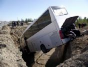 Yolcu Otobüsü Çukura Düştü: 17 Yaralı