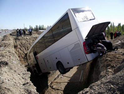 Yolcu Otobüsü Çukura Düştü: 17 Yaralı