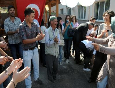 BALıKESIR BELEDIYESI - Balıkesir Üniversitesi Öğrencileri Kimsesiz Yaşlıları Sevindirdi