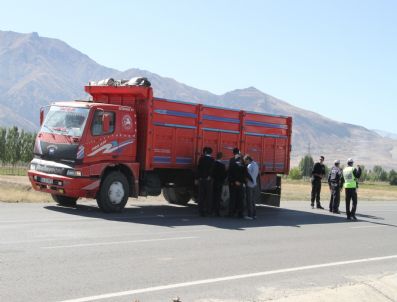 Freni Patlayan Kamyon Polisi Alarma Geçirdi