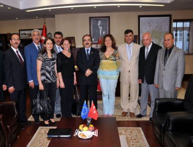 Gönüllü Öğretmenlerden Vali Coş`a Ziyaret