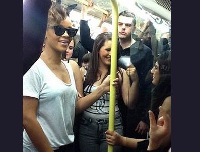 RIHANNA - Rihanna konserine metroyla gitti
