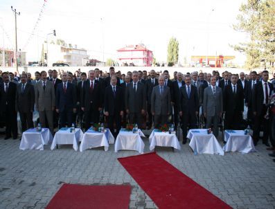 Başbakan Yardımcısı Arınç, Spor Salonu Açtı