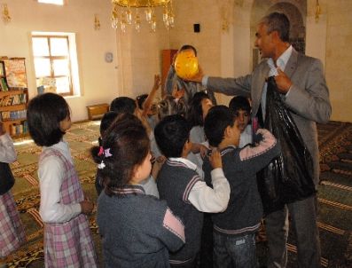 YUNUSOĞLU - Camide Çocuklara Oyuncak Dağıttılar
